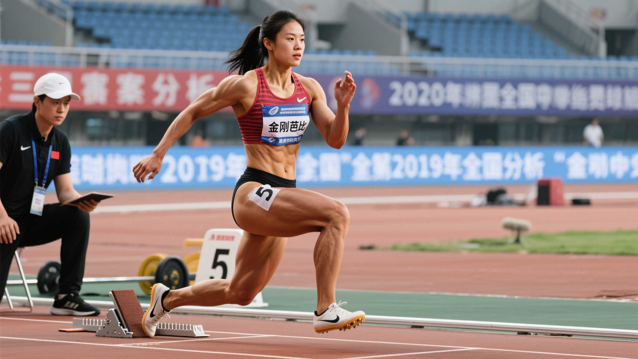 田径场上的力量女神！袁琦琦肌肉线条惊艳全场！